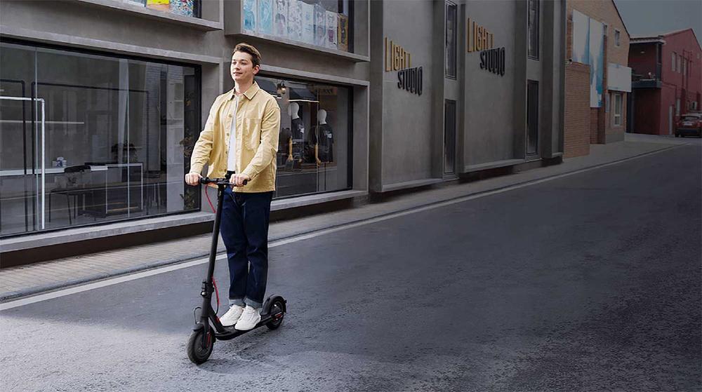 Trotineta electrica pliabila Xiaomi Electric Scooter 3 Lite, Autonomie 20 Km, Viteza 25 Km/h, Putere motor 300W, IPX4 (Negru)